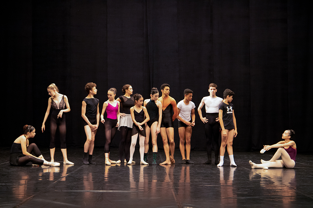 Treze bailarinos da EFG Basileu França participam do maior festival de dança do mundo